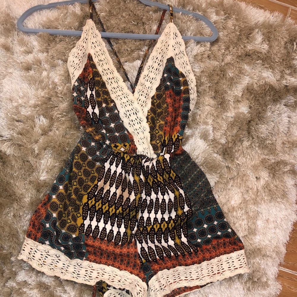 Spring open-back crisscross romper with lace